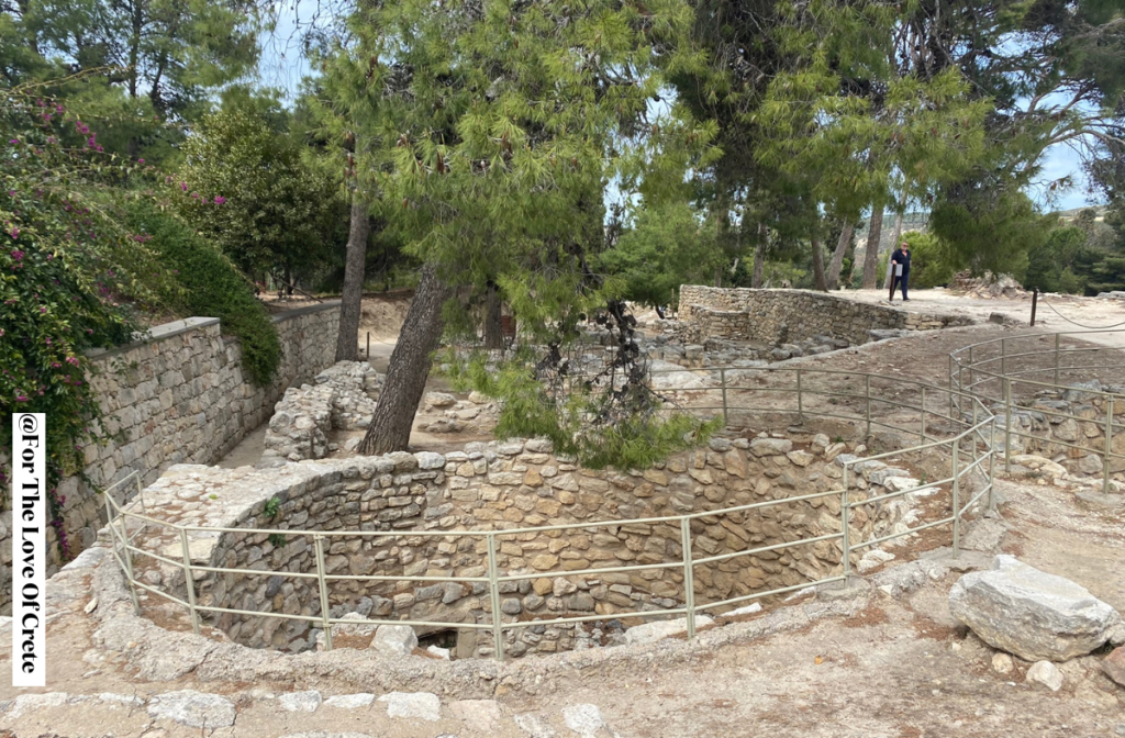 Three large pits, known as "Kouloures" (rings), with stone-lined walls in the West Court. The excavation workmen gave them their name and Arthur Evans kept it. 