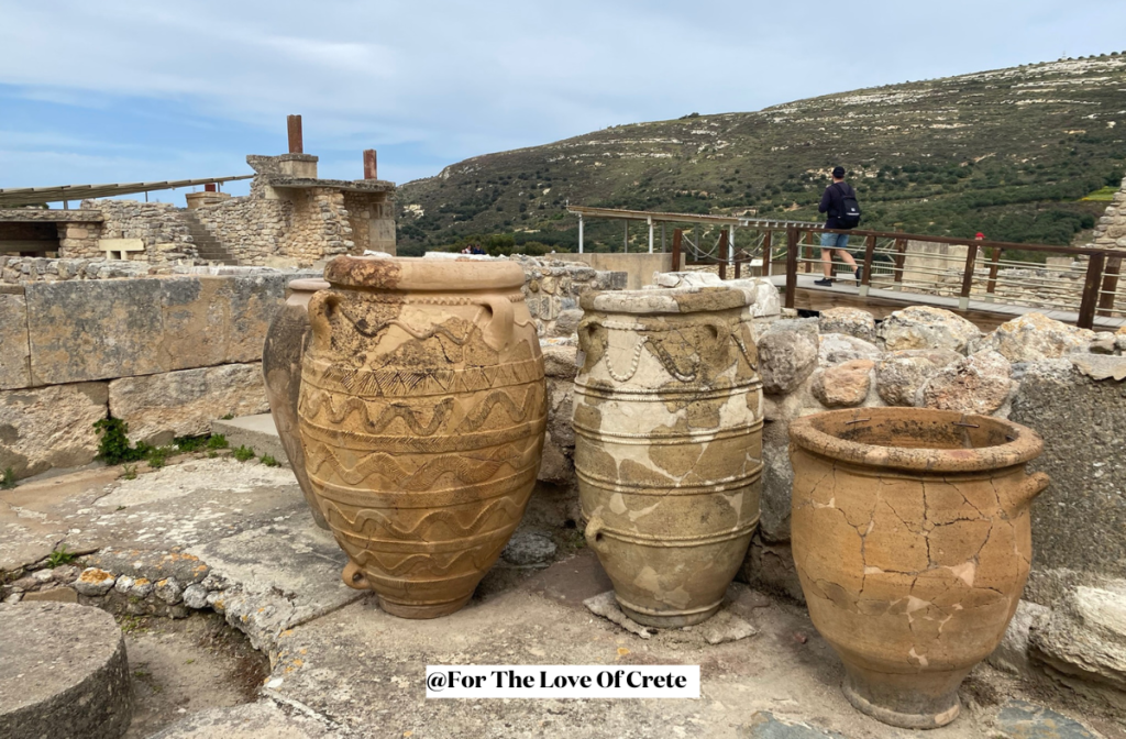 A masterpiece of Late Minoan pottery: this palace storage jars combine traditional Cretan marine motifs with Mycenaean artistic style, showcasing the rich cultural heritage of ancient Knossos