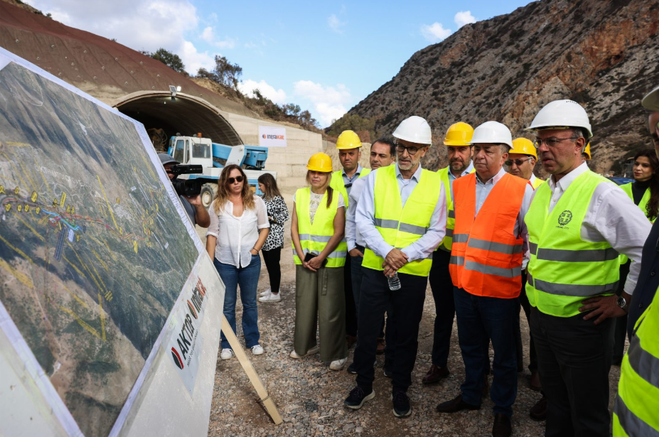 Infrastructure and Transport Minister Christos Staikouras traveled to Heraklion, Crete, on Wednesday, October 16, 2024, where he inspected construction projects, including the new northern highway, and engaged with key stakeholders. 