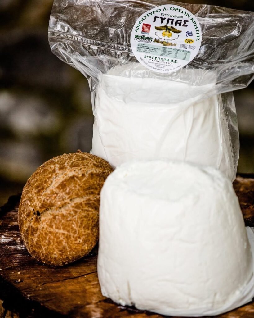 Fresh Anthotyro from the Lefka Ori mountains – creamy, mild, and perfect for both savory pies and sweet treats with honey. A classic cheese from Crete, ready to enjoy in endless delicious ways.