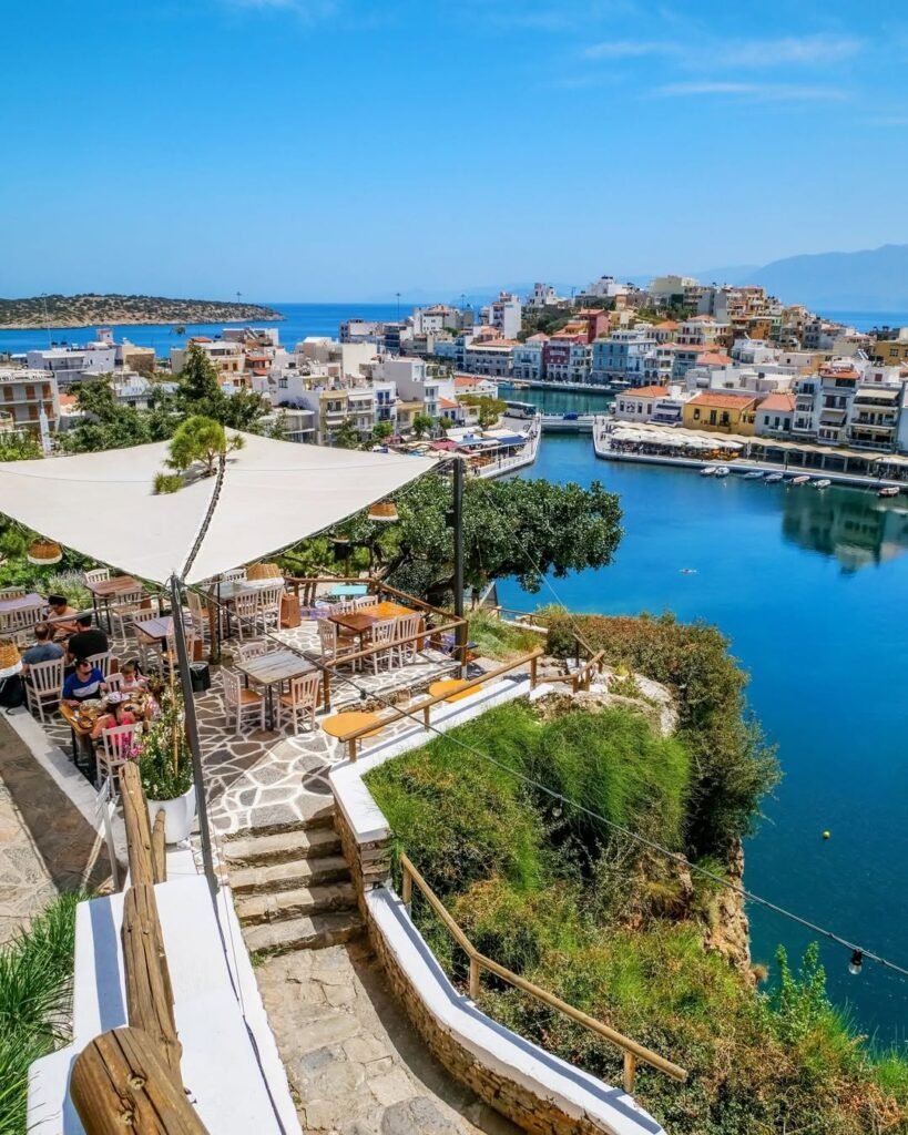 Overlooking the stunning Lake Voulismeni in Agios Nikolaos, this peaceful spot is perfect for a long lunch with a view that stretches from the lake to the sea. 