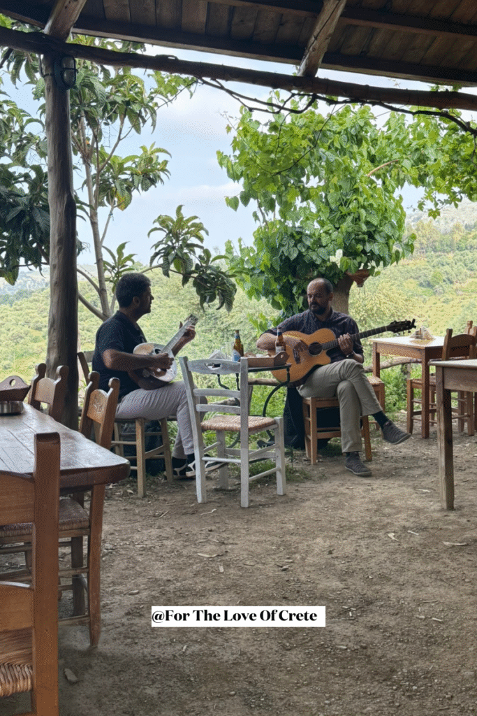 In the shade of the trees at Ntounias (Drakona, Chania), two musicians – one with a guitar, the other with a bouzouki – bring the soul of Crete to life with their melodies. Heartfelt, and far from any tourist show. Greeks join in the singing, and for a moment, everyone feels like we're all one.