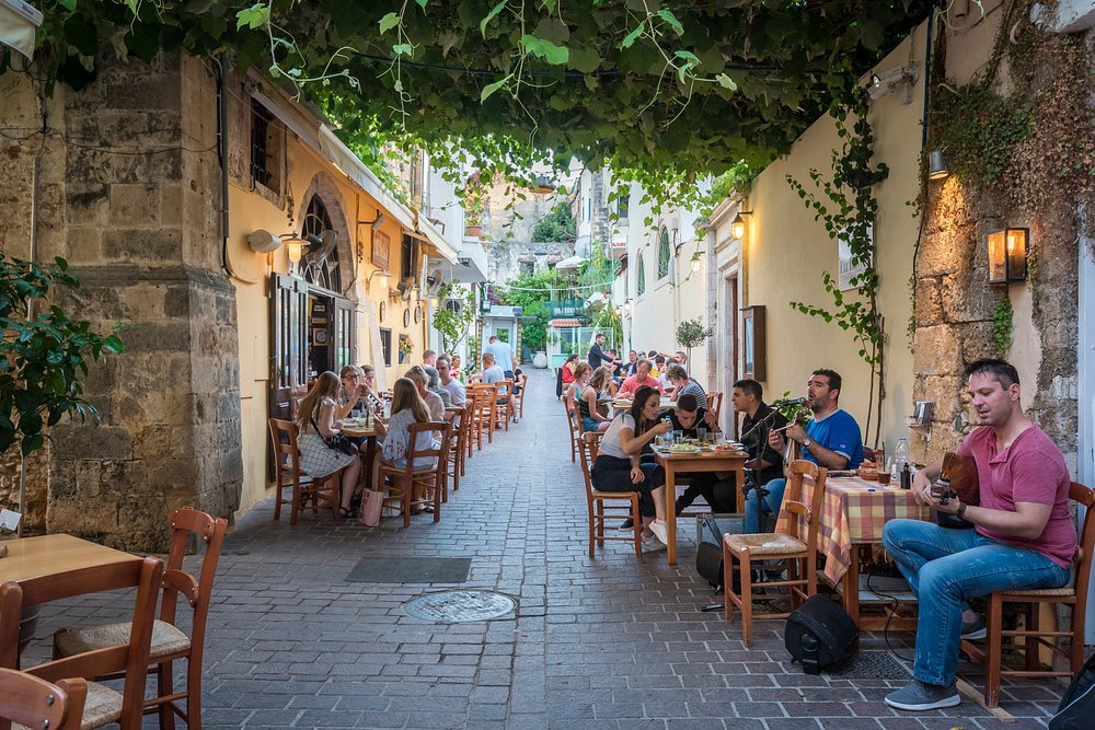 Evenings at To Xani are filled with music, laughter, and the scent of traditional Cretan dishes—tucked in the heart of Chania Old Town.