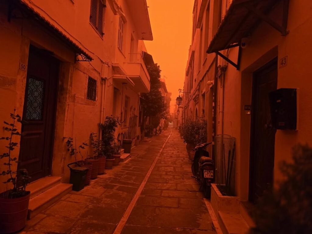 Rethymno Old Town under Saharan dust at 4 pm, with the streets glowing orange‑red in the storm’s aftermath. Photo: @irpino.montecalvo.